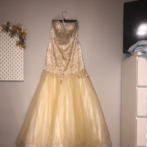 Woman’s Size 3/4 strapless drop-waist dress